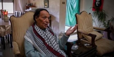 Leila Khaled pose pour une interview avec Mondoweiss dans son appartement à Amman, en Jordanie. (Photo : Bayan Abu Ta'ema)
