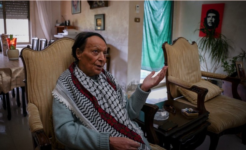 Leila Khaled pose pour une interview avec Mondoweiss dans son appartement à Amman, en Jordanie. (Photo : Bayan Abu Ta'ema)