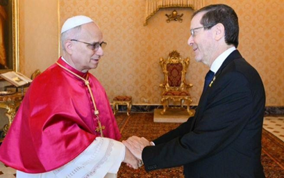 Isaac Herzog et le Pape Léon XIV le 4 septembre 2025. Aucune condamnation du génocide3 de la part du Pape Léon XIV, plutôt
une poignée de main qui équivaut à une absolution et à une
légitimité morale au génocide.
